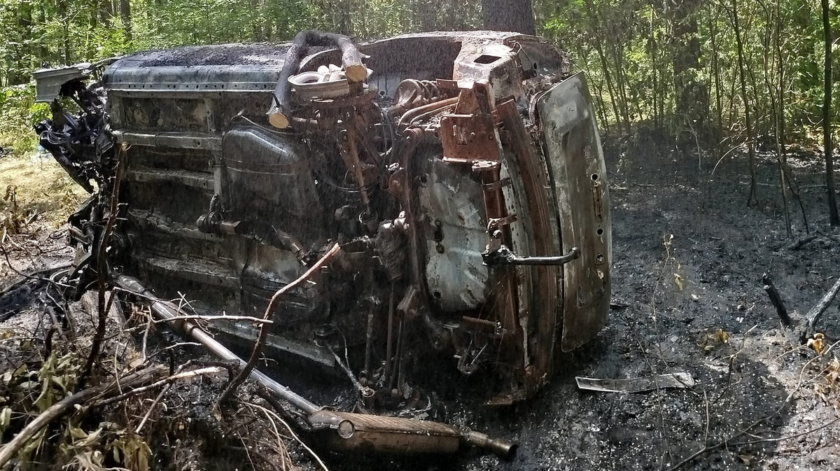 Wybuch w środku lasu. Samochód stanął w płomieniach. Są ranni