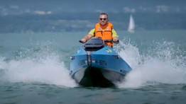 Ételkiszállítás indult a Balaton közepére: jetsikvel viszik vízi futárok a vitorlázók rendeléseit -videó