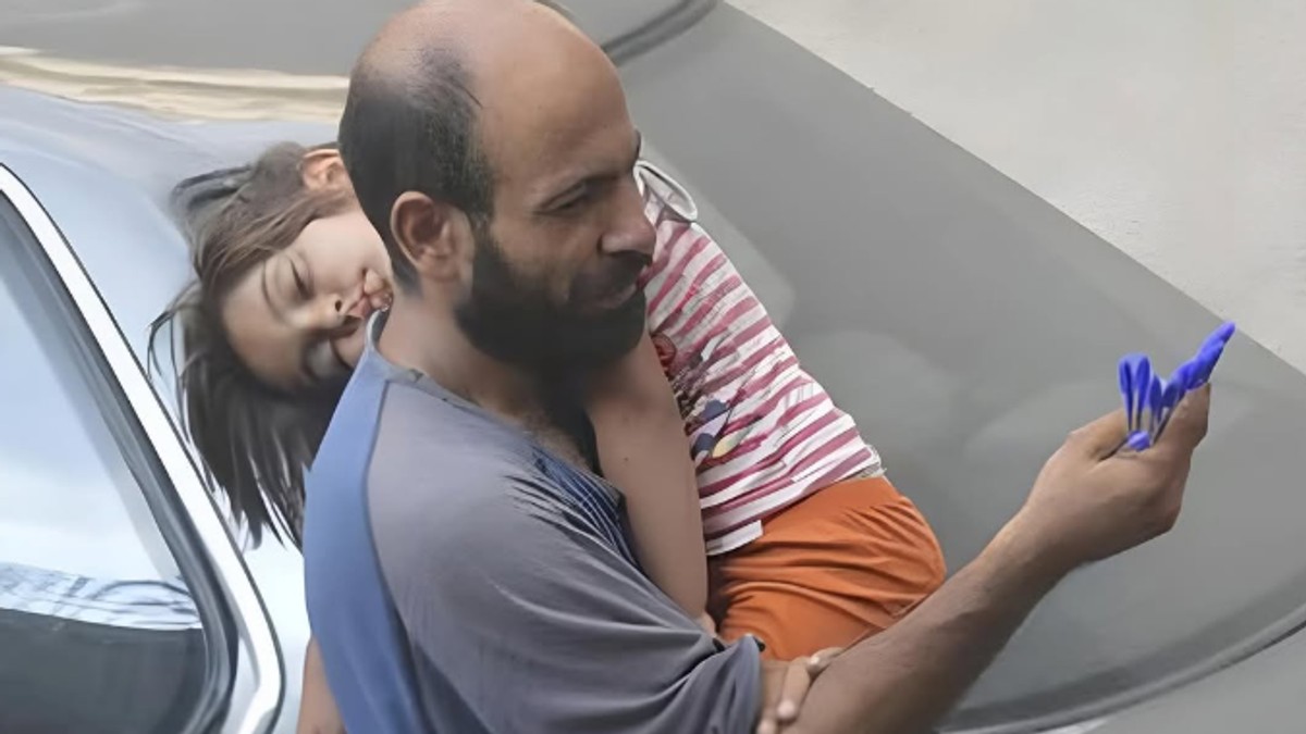 Prodavao je hemijske na ulici sa ćerkom na ramenu, a onda je osvanula ova slika