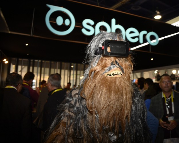 Na targach nie mogło zabraknąć także bohaterów Star Wars. Na zdjęciu Chewbacca w okularach virtual reality,  EPA/PAUL BUCK