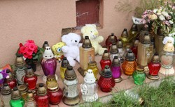 Pod domem zamordowanej Blanki ludzie składają kwiaty, znicze i zabawki