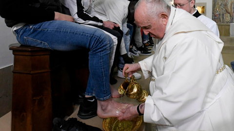 Papież w więzieniu dla kobiet: jego obecność przesłaniem nadziei - Vatican News