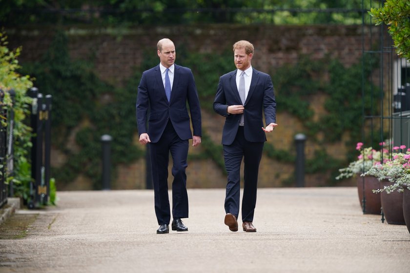 William i Harry pojednali się pod pomnikiem mamy