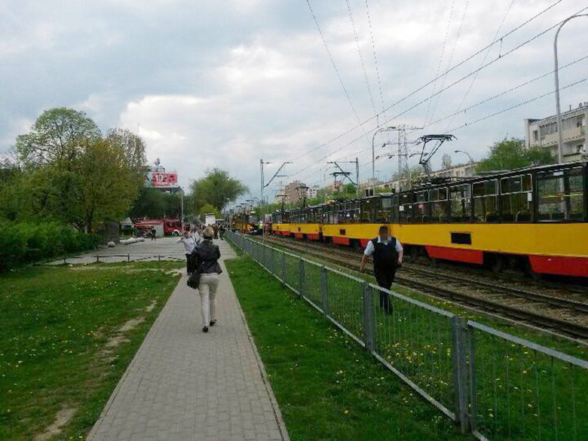 Tramwaj zmiażdżył peugeota na Mokotowie