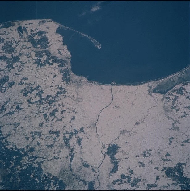 Zatoka Gdańska z lewej, po prawej zachodnia część Mierzei Wiślanej. Widok z kosmosu. Fot. NASA