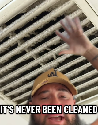 Zostal znechutený po tom čo videl hotelovú izbu.