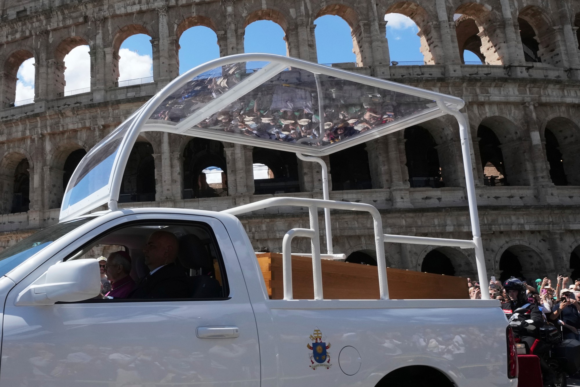 Papamobil s pápežovou rakvou cestou do Baziliky Santa Maria Maggiore.