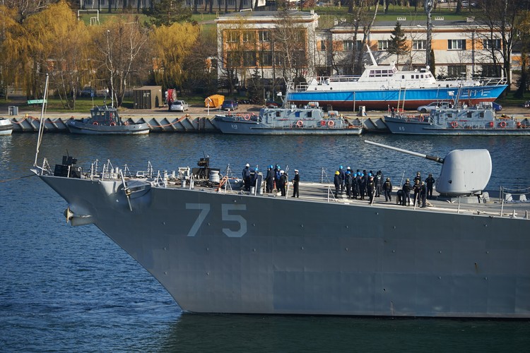 Amerykański niszczyciel USS Donald Cook wpływa do portu w Gdyni   
<br><br> fot. (aw/kru) PAP/Adam Warżawa
