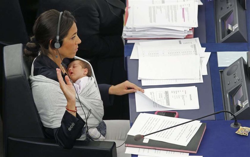 Zabrała niemowlę do parlamentu. Przesada?