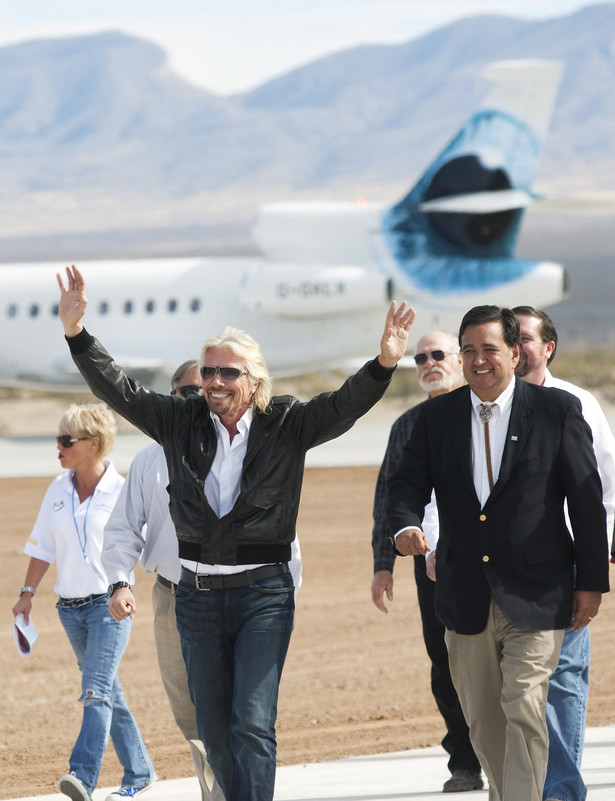 Richard Branson podczas otwarcia pasa startowego Virgin Galactic Spaceport America