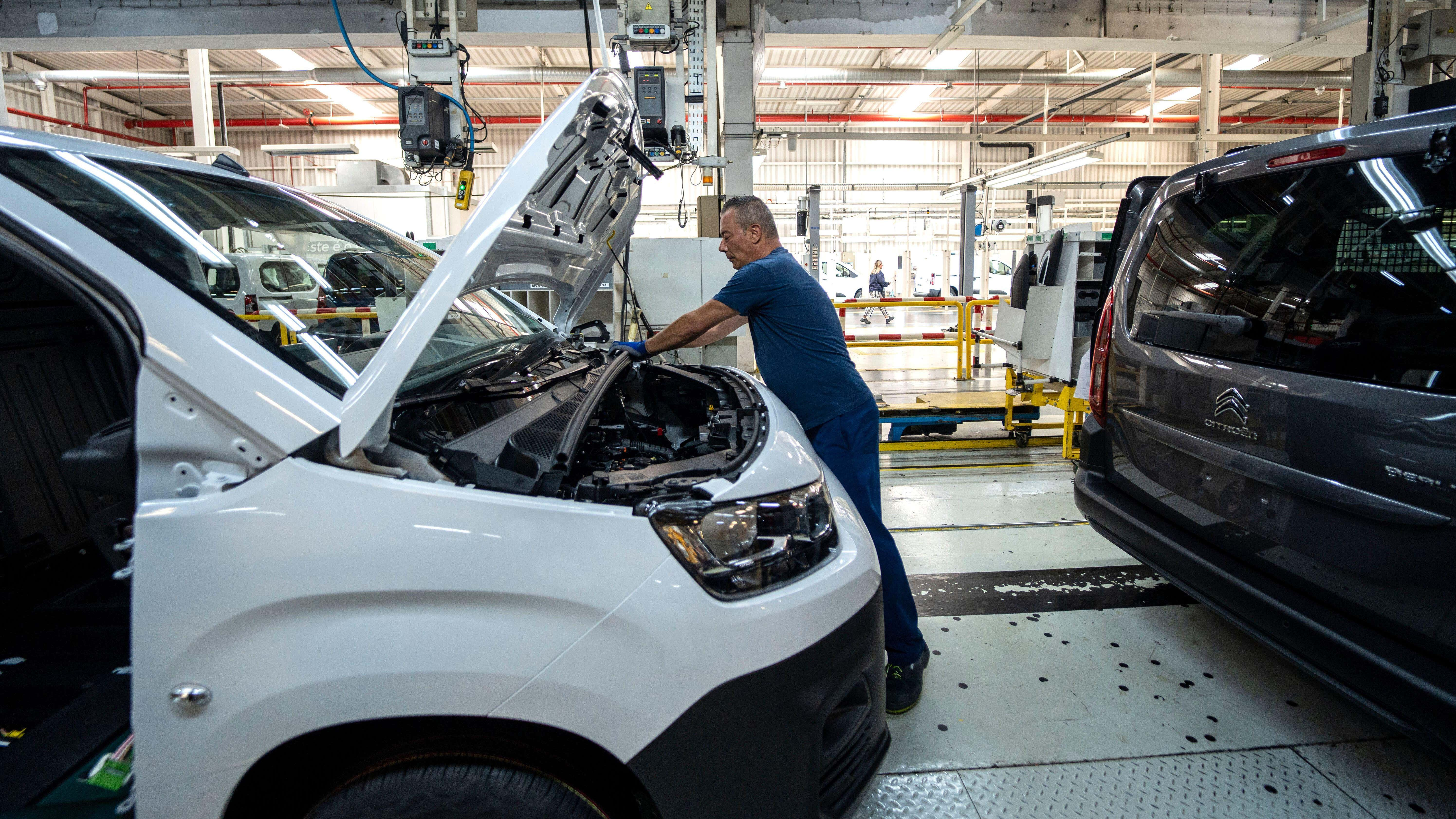 Why UK carmakers predict 10% rebound after worst year in a generation