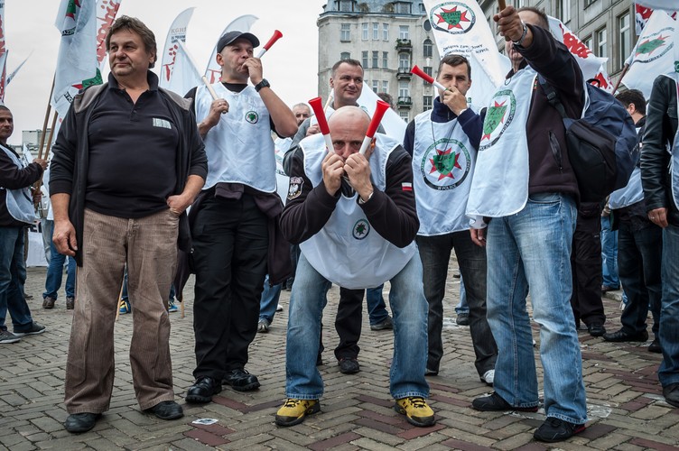 <b>Przekonania polityczne, przynależność związkowa, orientacja seksualna</b>
<br></br>
Pytanie o to, czy ktoś jest hetero- czy homoseksualny jest oczywistym i książkowym naruszeniem przepisów Kodeksu pracy. Z kolei pytania sondujące sympatie polityczne kandydata do pracy mogą się pojawić przy rekrutacji na stanowiska obsadzane według klucza politycznego - np. w ministerstwach czy agendach rządowych. Przekonania polityczne nie mają jednak związku z posiadaniem lub brakiem kwalifikacji do pełnienia obowiązków, dlatego pytanie o nie narusza zasadę niedyskryminacji na rynku pracy zagwarantowanej w polskiej konstytucji z 1997 roku. 
<br></br> 
Niedopuszczalne jest również, by przyszły pracodawca sondował kandydata do pracy pod kątem tego, czy nie jest on, albo nie był, w przeszłości członkiem związku zawodowego. Nietrudno zgadnąć, że pracodawca oceni kandydata-związkowca jako potencjalne zagrożenie i ewentualny kłopot w przyszłości. Aktywność w związku zawodowym nie ma jednak znaczenia przy ocenie czy pracownik nadaje się do pracy na danym stanowisku, dlatego ustawodawca w kodeksie pracy (art. 11³, art. 18³) zabronił takich dyskryminujących praktyk.