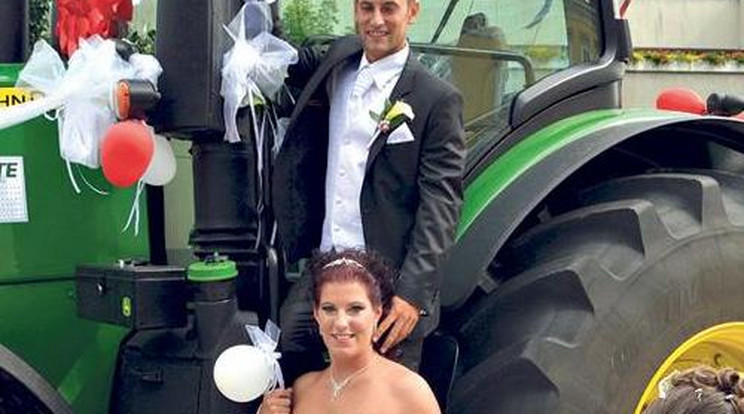 Traktoron ment esküvőre a menyasszony