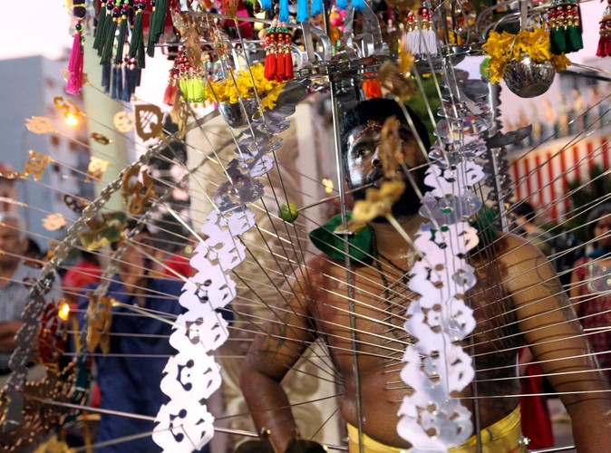 Uczestnicy tradycyjnej procesji pokazują swe poprzebijane i ozdabiane ciała. Co więcej, w takim 'stroju' nawet tańczą