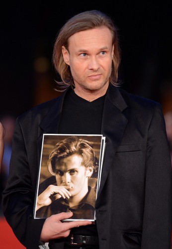 Michał Skolimowski ze zdjęciem zmarłego brata na premierze filmu 'Ixjana' w Rzymie