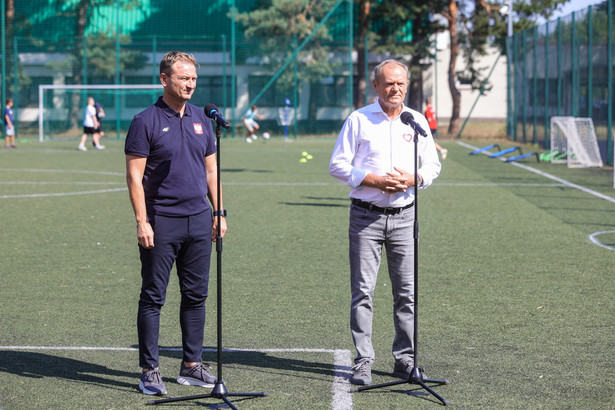 Premier Donald Tusk i minister sportu i turystyki Sławomir Nitras na konferencji prasowej na Boisku Orlik w Karczewie