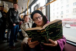 To czytano w PRL. Polacy polowali na te bestsellery w księgarniach i bibliotekach