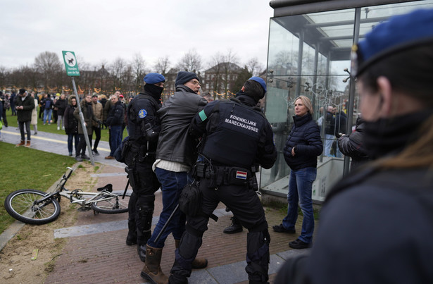 Interwencja policji podczas zamieszek w Amsterdamie