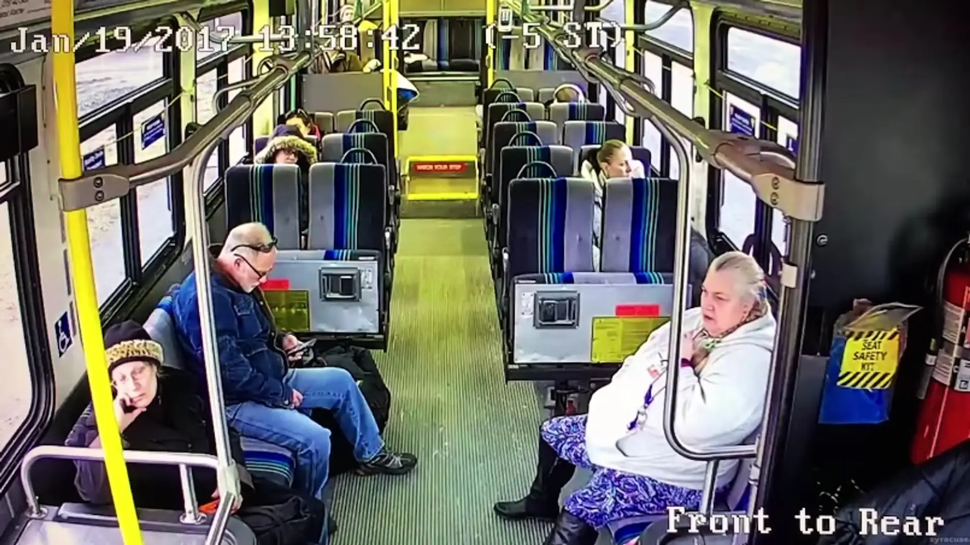 Samochód z pełną prędkością wbija się w autobus. Wszystko nagrały kamery