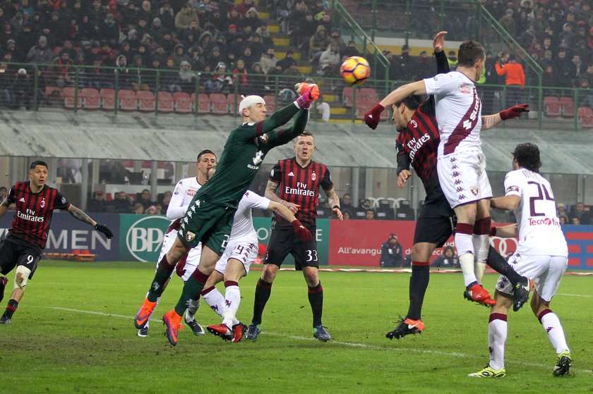 Joe Hart przeżył prawdziwy horror.  Rywal wskoczył mu korkami na głowę