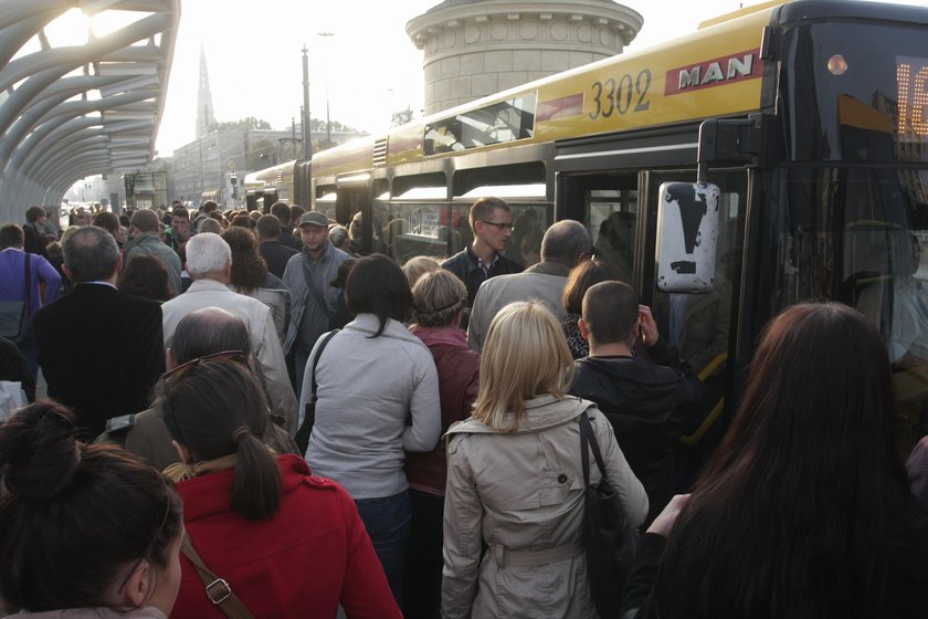 Nie wciskaj guzików w autobusie!