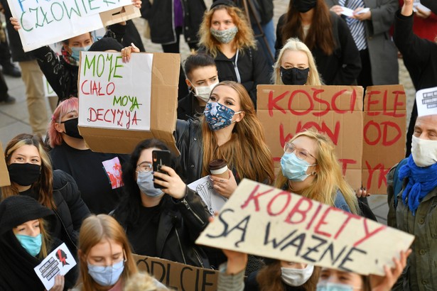 Samochód wjechał w dwie protestujące kobiety na Mokotowie