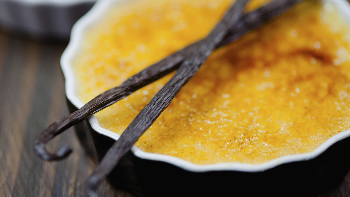 Słodki, kremowy, z chrupiącą skorupką z karmelizowanego cukru. Taki właśnie jest sztandarowy deser kuchni francuskiej - crème brûlée. Zobacz, jak przygotować go samodzielnie w domowym zaciszu.