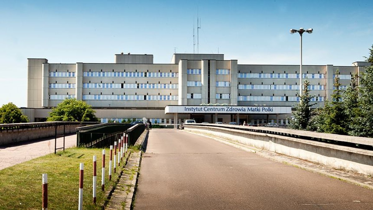 Jak ustalił Onet, od połowy grudnia w największej klinice ginekologiczno-położniczej w regionie, Instytucie Centrum Zdrowia Matki Polki w Łodzi może nie mieć kto leczyć. Około 85 procent specjalistów w pionie ginekologiczno-położniczym na dziś jest bez klauzul opt-out, co oznacza, że mogą pracować maksimum 48 godzin tygodniowo. A to z kolei oznacza, że do obsługi dyżurów od połowy grudnia pozostanie... siedmiu lekarzy specjalistów. Sęk w tym, że tylu potrzeba na każdą dobę dyżurową.