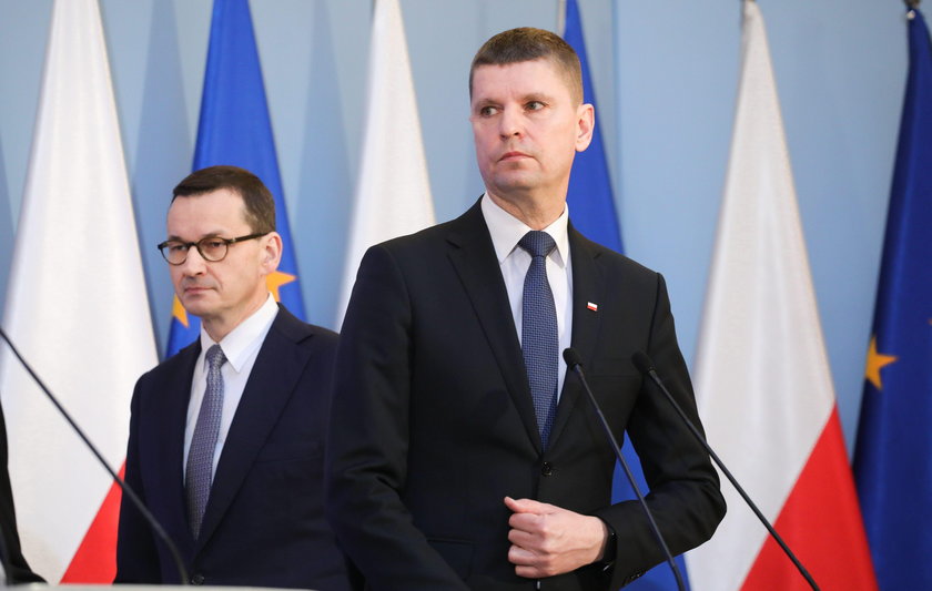 Szef MEN Dariusz Piontkowski i premier Mateusz Morawiecki