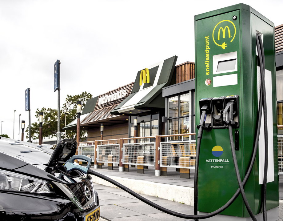 Pierwsza stacja szybkiego ładowania aut elektrycznych przy lokalu McDonald's pojawiła się w Holandii w 2018 r. 