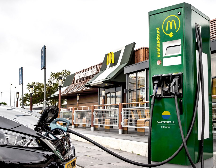 Pierwsza stacja szybkiego ładowania aut elektrycznych przy lokalu McDonald's pojawiła się w Holandii w 2018 r. 