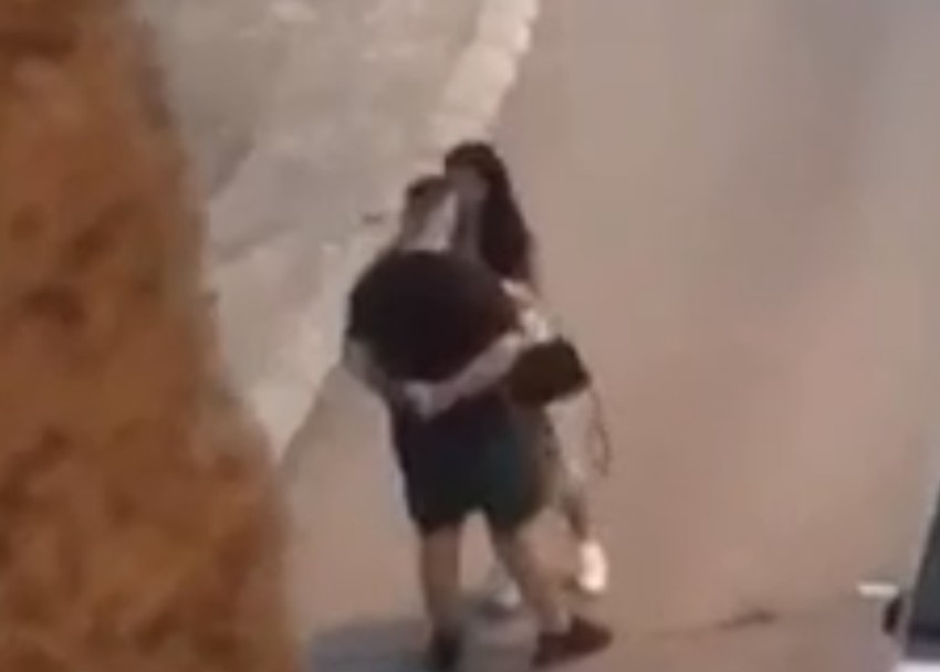 Buba Koreli sa devojkom