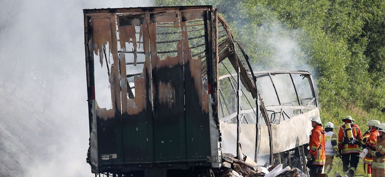 Makabryczny wypadek na autostradzie w Niemczech. Policja: prawdopodobnie zginęło 18 osób