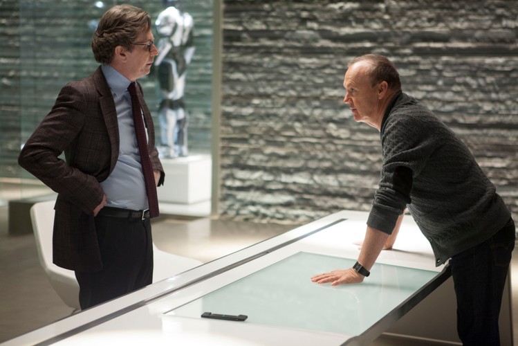 Gary Oldman i Michael Keaton w filmie 'RoboCop'