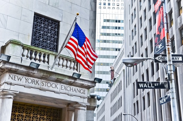 Indeksy na Wall Street szybują w dół. Wstrząsy na rynkach, obawy o banki