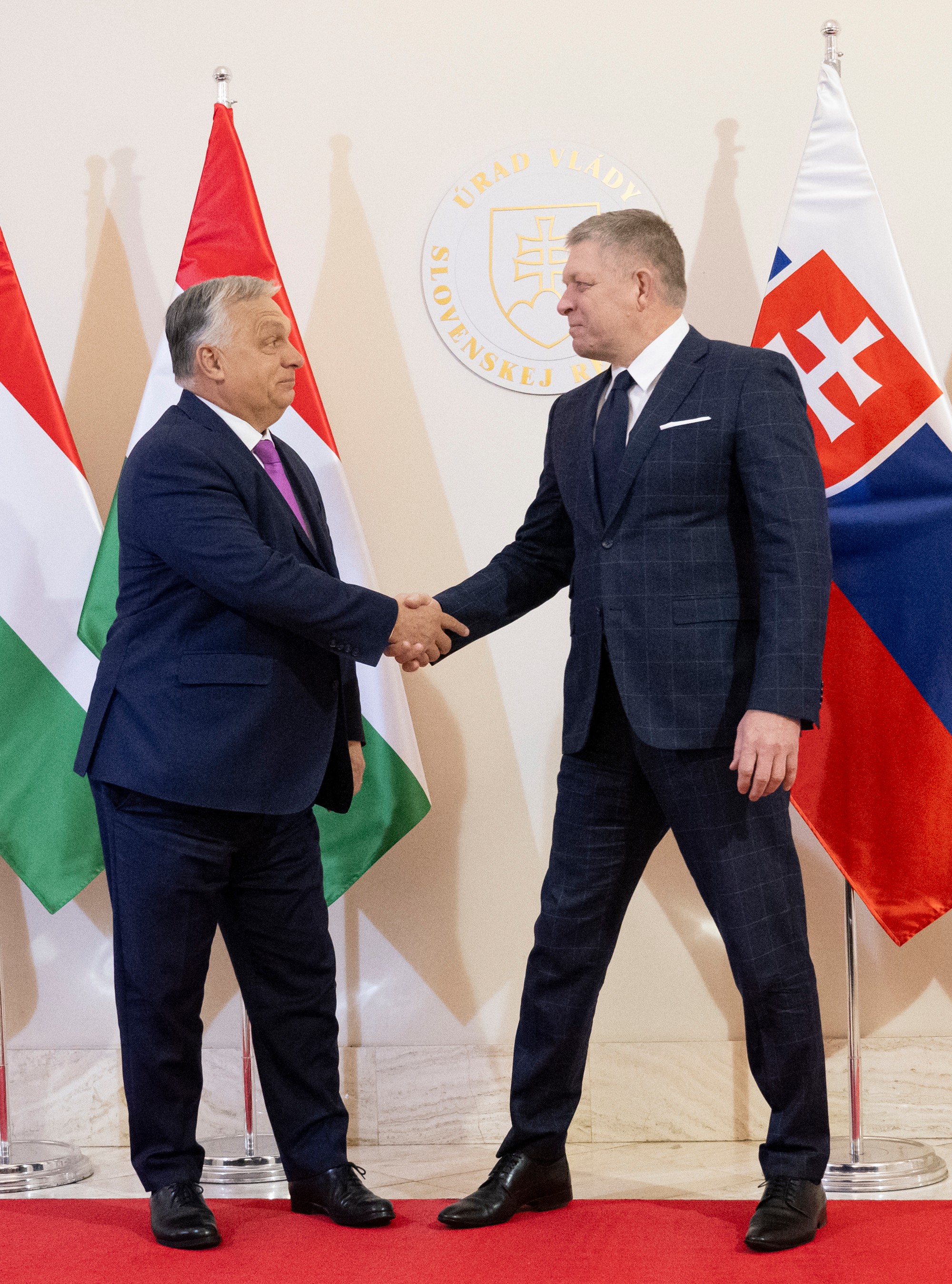 Zľava maďarský premiér Viktor Orbán a premiér SR Robert Fico (Smer-SD).