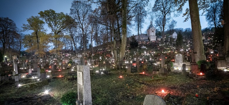 Opel uderzył w ogrodzenie cmentarza na Rossie. Uszkodzone zostały nagrobki polskich żołnierzy