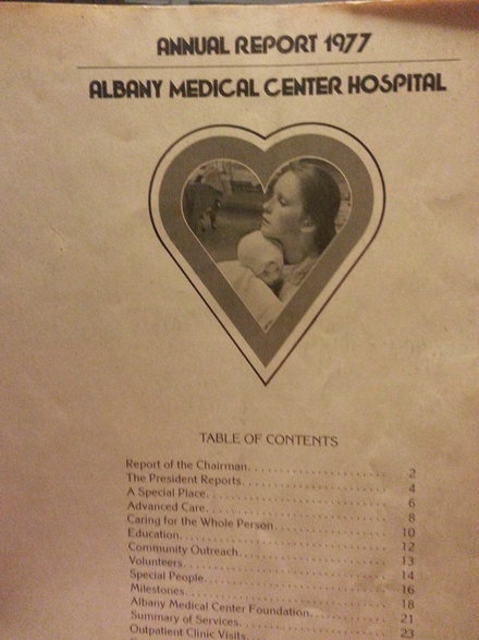 Szpitalna broszura (Amanda w objęciach pielęgniarki)