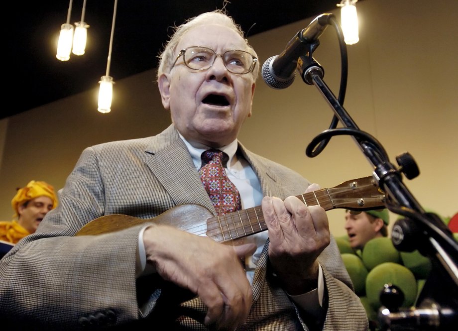 Warren Buffett gra na ukelele