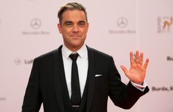 Jak oni go kochają! Robbie Williams znów króluje