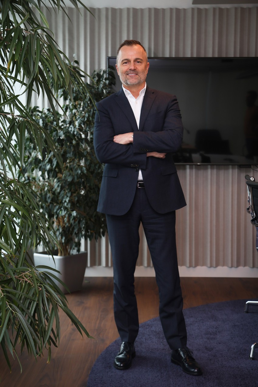 Majkl Mišel, Yettel