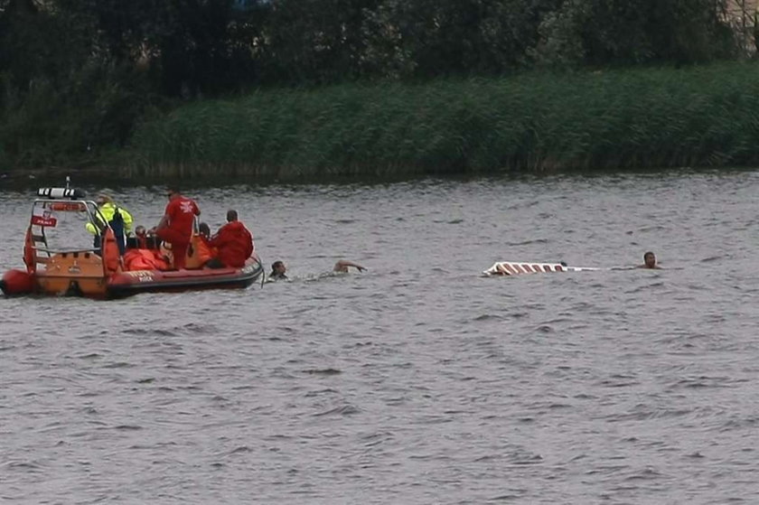 Samolot wpadł do Wisły! Wypadek na pikniku lotniczym w Płocku. Samolot runął do rzeki w Płocku