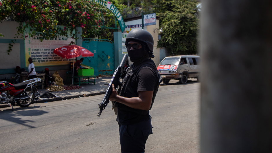 Policyjny patrol w stolicy Haiti Port-au-Prince, 20.03.2024