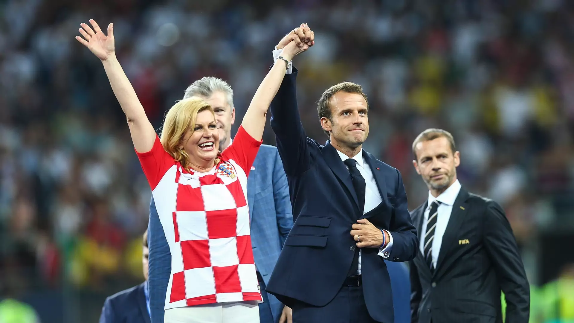 Sama zapłaciła za rejs i wzięła bezpłatny urlop. Prezydentowa Chorwacji skradła serca fanów futbolu