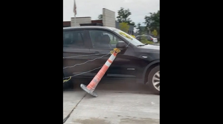 A sofőr gond nélkül áthajtott az építkezésen / Fotó: Videa