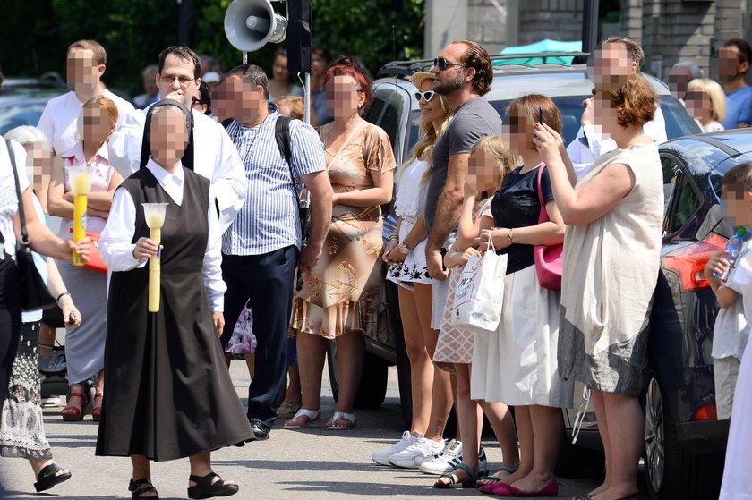 Doda z Emilem Stępniem na procesji w Boże Ciało