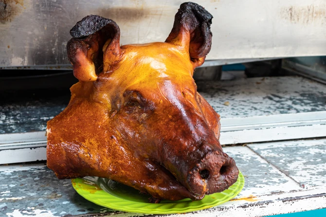 Glava pečenog praseta u srpskoj tradiciji  simbolizuje obilje, zdravlje i blagostanje