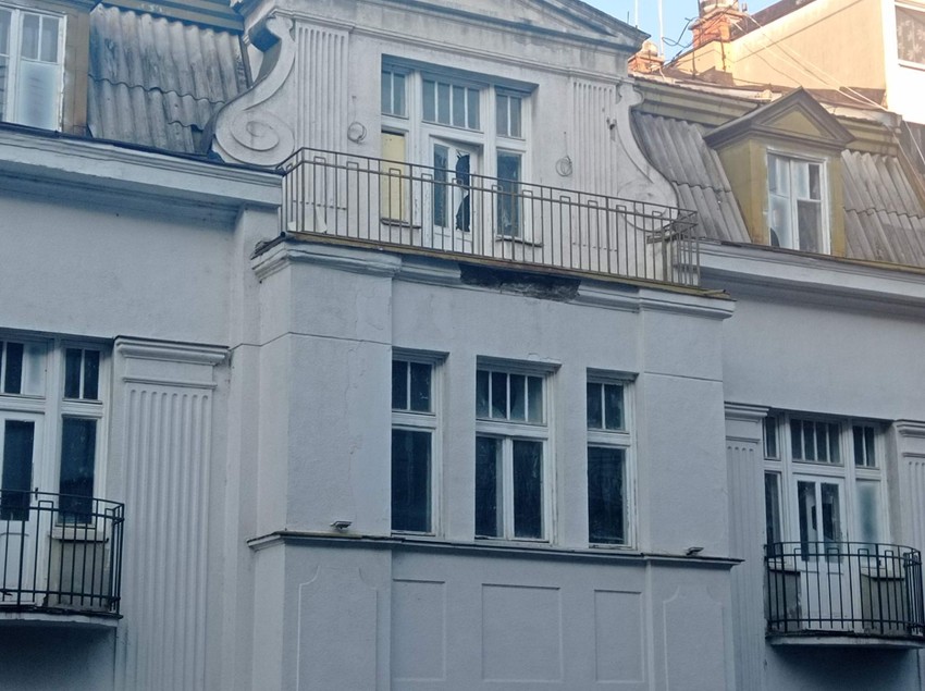 Odlomio se deo fasade između četvrtog i petog sprata 