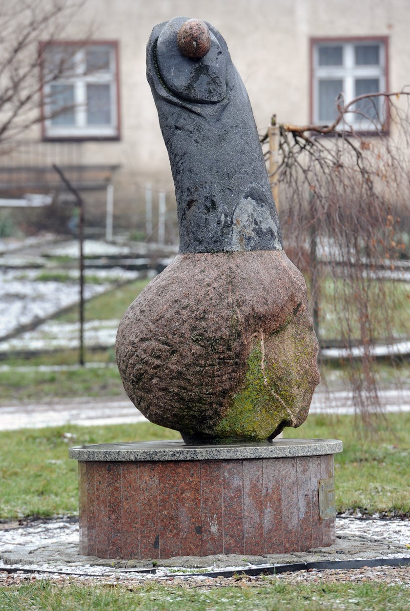 Szokujący pomnik stoi w Mrągowie