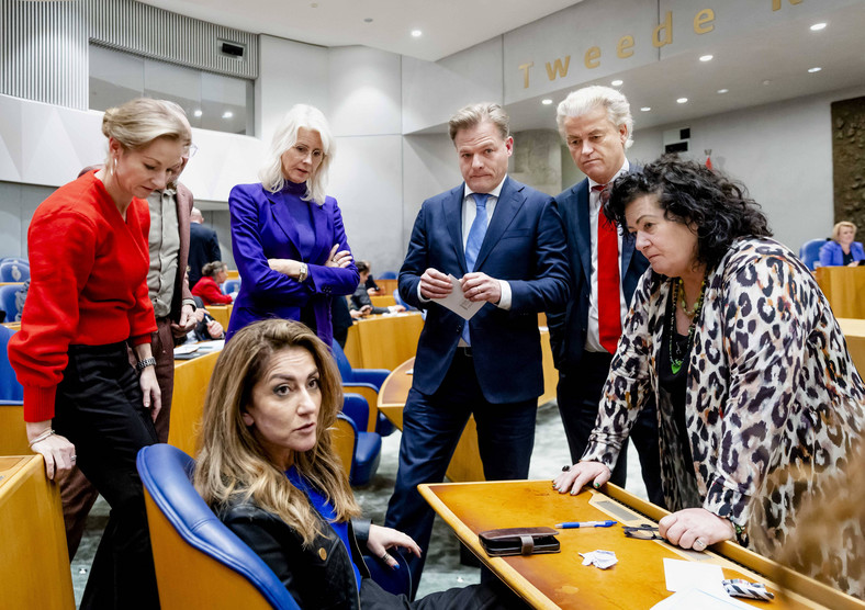 Holenderscy politycy (L-R) Lilian Helder (BBB), Dilan Yesilgoz (VVD), Mona Keijzer (BBB), Pieter Omtzigt (NSC), Geert Wilders (PVV) i Caroline van der Plas (BBB) zbierają się podczas zawieszenia debaty w Izbie Reprezentantów na temat wyników wyborów i raportu zwiadowcy Ronalda Plasterka w Hadze, Holandia, 13 grudnia 2023 r. Skaut Plasterk uważa, że możliwe jest utworzenie gabinetu z PVV, VVD, NSC i BBB.